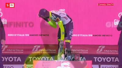 Grimay recibe un corchazo al celebrar su victoria en el Giro de Italia